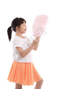 在白色背景上持有粉色棉花糖的可爱的图片