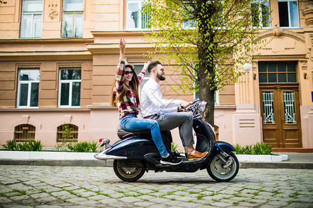一对情侣骑着摩托车帅哥和年轻感女郎旅行年轻的骑手在旅途中享图片