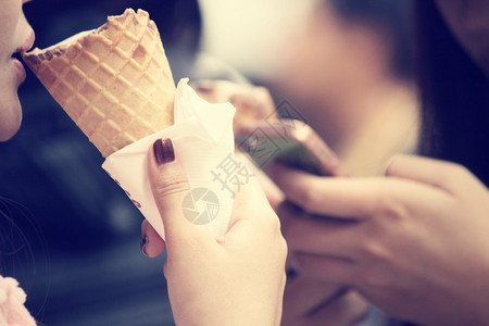 吃冰淇淋蛋筒的女人图片