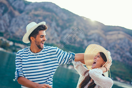 快乐的年轻夫妇在旅游海景度假图片