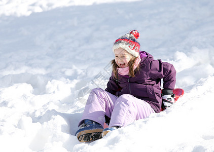 冬天在雪地上滑雪橇时女孩笑了图片