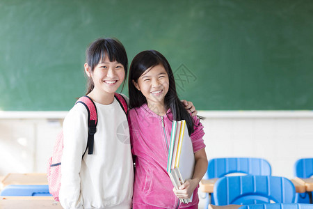 课堂上两名女学生图片