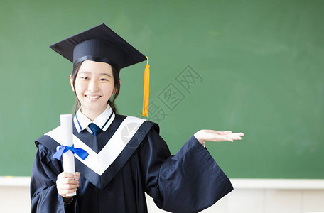 微笑着的毕业女孩在课图片