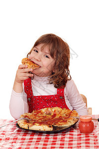 饥饿的小女孩吃披萨图片