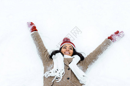 有魅力的非洲女做雪天图片