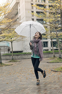 当雨停女士撑着伞露出快乐的微笑图片