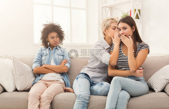 不同的女朋友分享秘密女人在家闲聊激动的情感女孩在朋友耳边窃私语图片