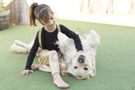 带着爱犬的小女孩图片