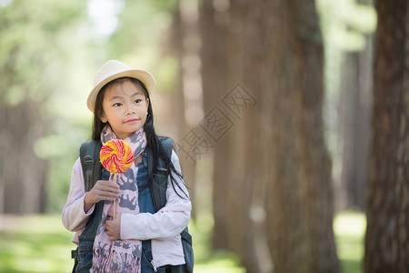 吃棒棒糖的小女孩图片