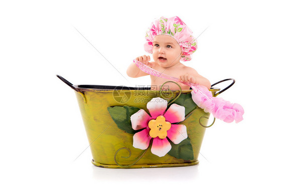 可爱的宝在浴缸里戴着浴帽图片