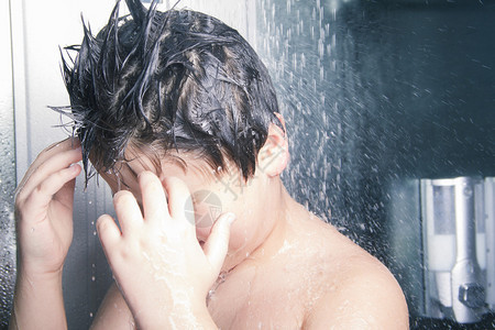 孩子在淋浴时洗头图片