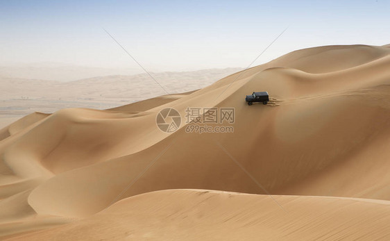 汽车在阿拉伯联合酋长国阿布扎比空旷区的鲁卜图片