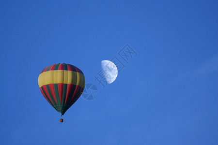 热气球和月亮图片