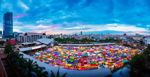 泰国曼谷黄昏市罗德菲市场二手市场多色帐篷的全景空中观察背景图片