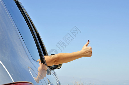 年轻手势与车窗吻合表示假期旅行一图片