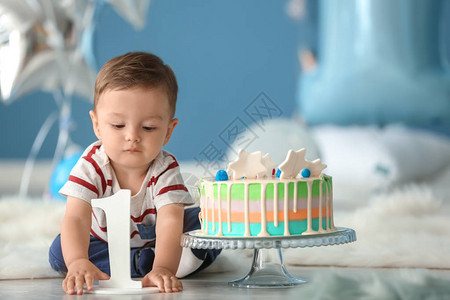 小可爱男孩生日蛋糕坐在房背景图片