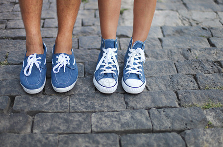一对幸福的情侣穿着情侣鞋图片