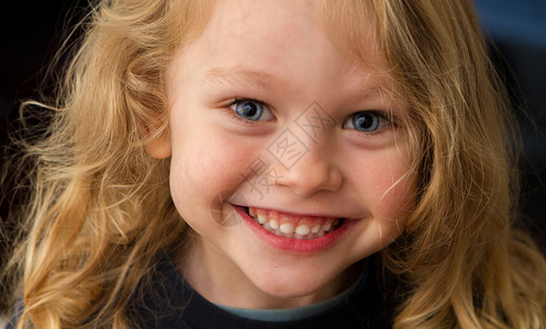 一个4岁小孩的近身头发金蓝眼睛笑着图片