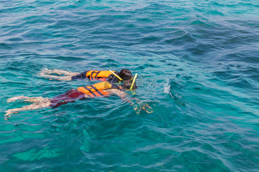 在泰国菲斐群岛的安达曼海中穿着救图片