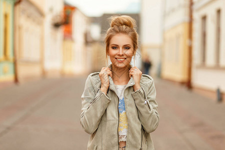 有趣的美丽幸福的女人微笑在街上穿着时尚夹克微笑的图片