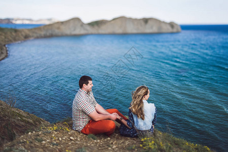 一对夫妇在海边放轻松风景令人惊艳的山地风景让式夹克蓝裙图片
