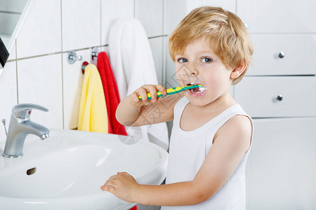 金发小男孩在浴中刷牙孩子如何保持健图片