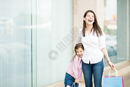 母女开心逛街购物图片