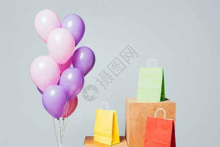 购物袋旁边的气球图片