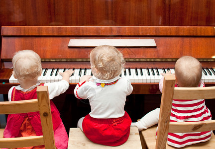 弹钢琴的三个小女婴图片