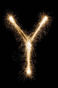 英文大字母Y由黑色背景上的燃烧火花制成闪亮的节日派对烟花字体图片
