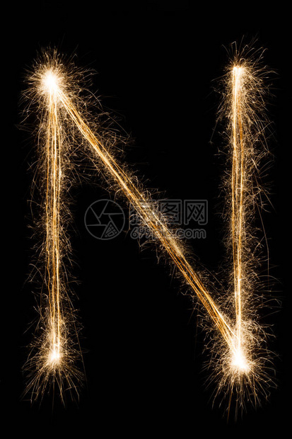 英文大字母N由黑色背景上的燃烧火花制成闪亮的节日派对烟花字体图片