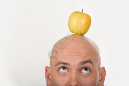 秃头男特写上面有黄色苹果图片