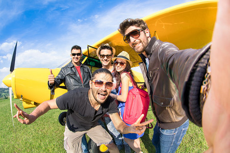 最好的朋友用超轻型飞机在航空俱乐部自拍与年轻人和新技术趋势的快乐友谊有趣概念阳光明媚的下午生动色调图片