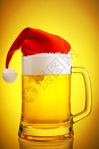 啤酒和圣诞老人的帽子图片