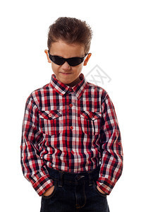 一个穿着外衣和牛仔裤的戴墨镜男孩的肖像图片