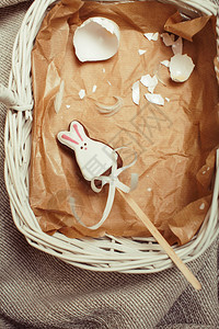 庆祝复活节贺卡糖果玩具兔子和在篮子里旧年纸图片