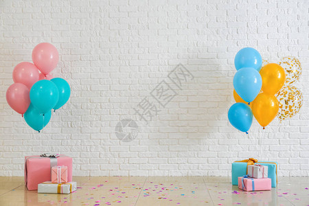 房间里有礼物盒的生日气球图片