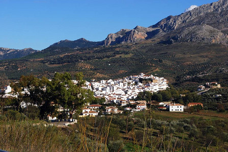 白色村庄和周围乡村的景色图片