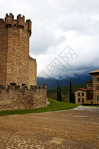 景观与一座中世纪城堡的塔图片