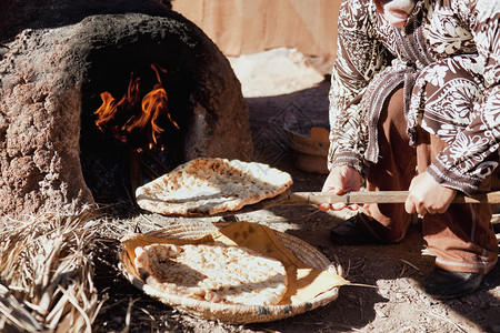 将传统面包烤在摩洛哥农村的图片