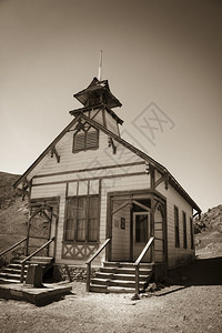 在西部荒野鬼城古老式学校式的校舍提图片