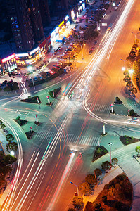 城市十字路口夜景鸟瞰图片