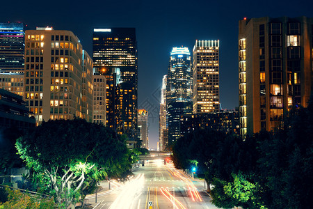 洛杉矶市中心街景在晚上图片
