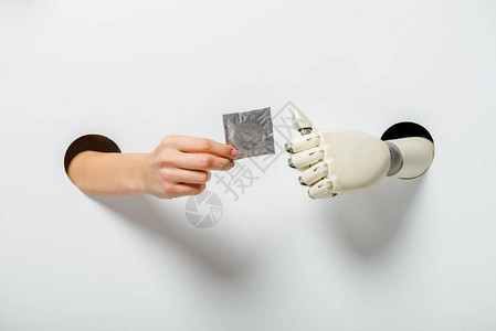 女和机器人在白色孔洞中持有避孕图片