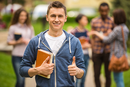 年轻有魅力的笑脸学生在大学图片