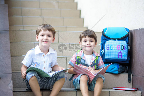 孩子们回到学校假期后新学年开始两个男孩朋友在上学的第一天背着书包和书上课开始幼儿园和学龄图片