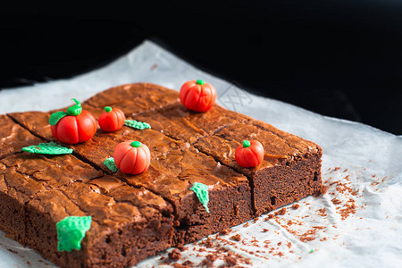自制的有机软糖和香脆巧克力蛋糕图片