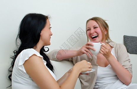 两个女人朋友在家喝咖啡聊天在图片