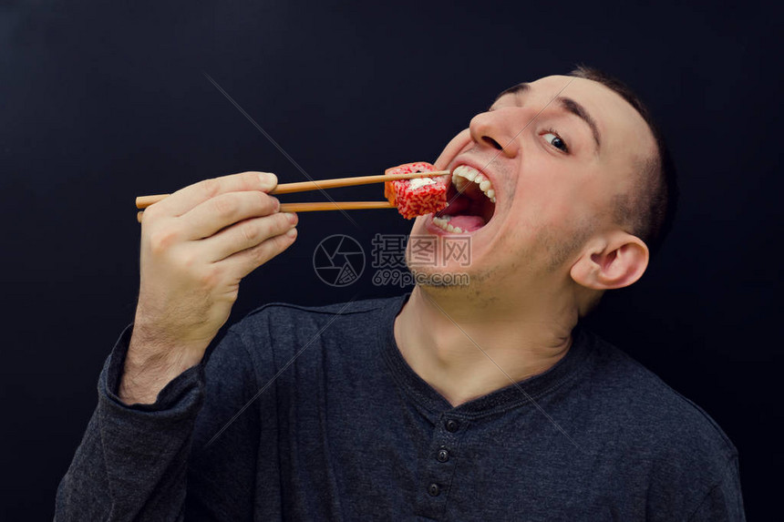 男人用筷子吃卷饼张高清图片下载正版图片502545234摄图网