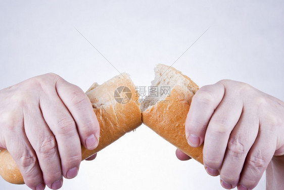 打破和划分面包的手图片
